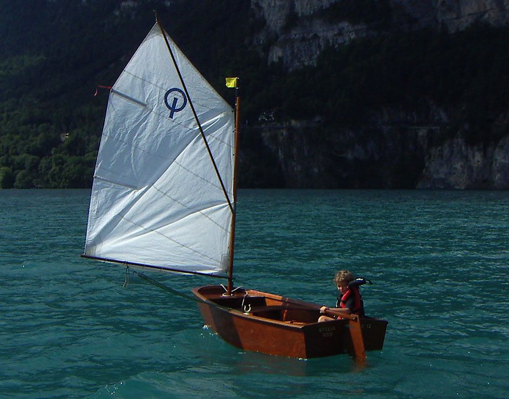 Nino Gossweiler sammelte seine ersten Segelerfahrungen schon früh. Hier mit seinem Optimisten auf dem Thunersee.