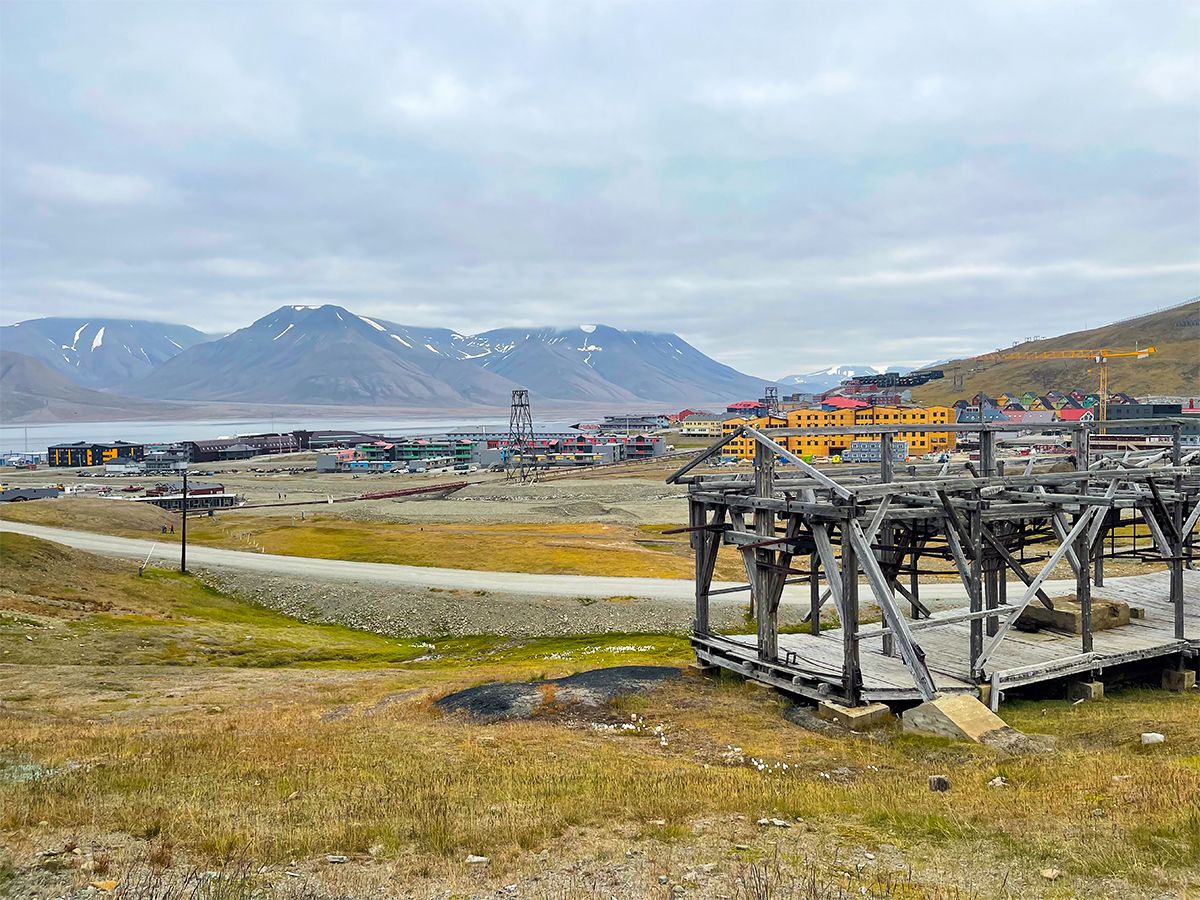 Longyearbyen, der Hauptort der arktischen Forschung. Im Vordergrund die alten Gerüste für den Kohleabbau.