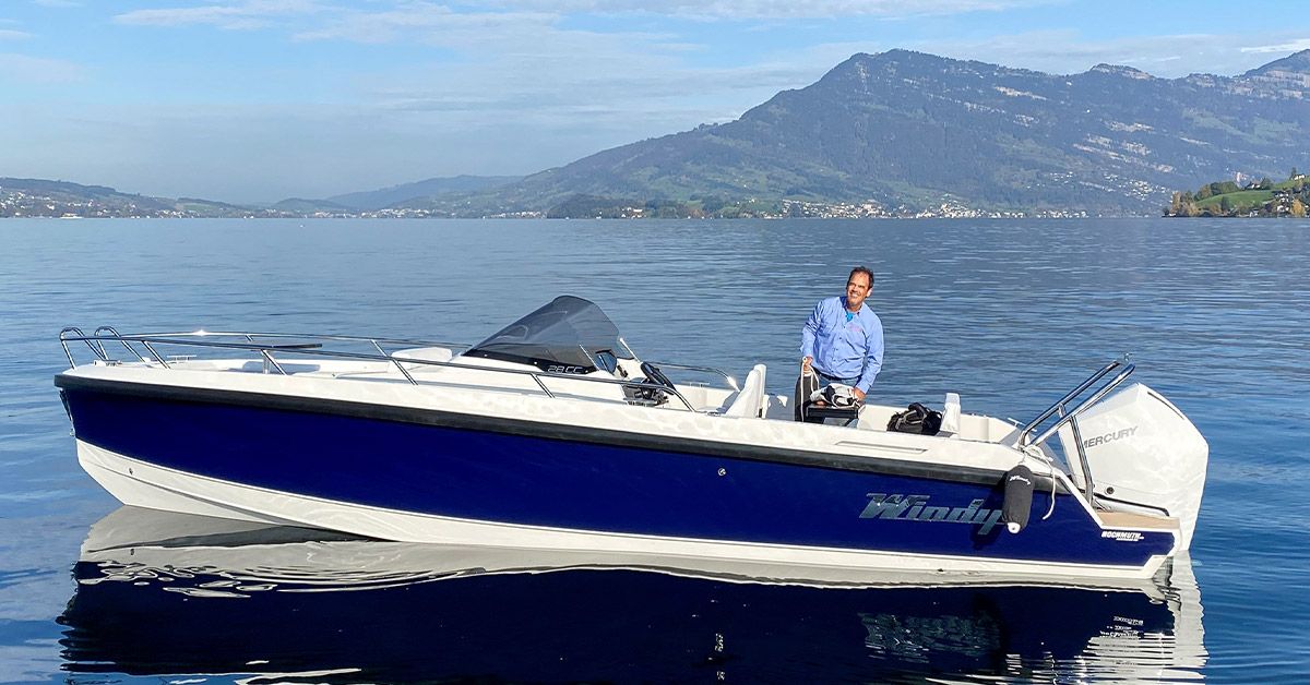 Journalist Lori Schüpbach bei der Arbeit auf dem Motorboot