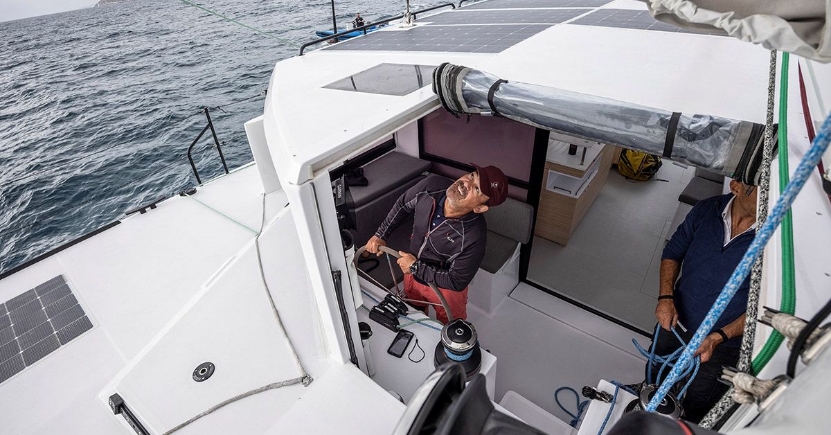 Journalist Lori Schüpbach bei der Arbeit auf dem Motorboot