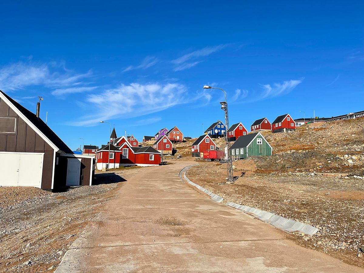 Die Hauptstrasse von Ittoqqortoormiit mit Blick zur Kirche