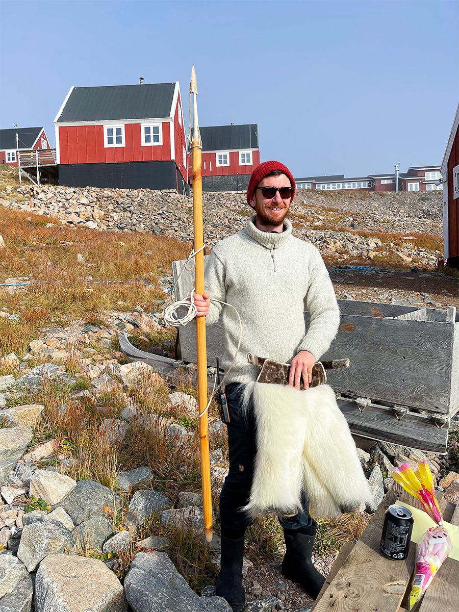 Unser Co-Skipper John mit Harpune und Eisbärenhose