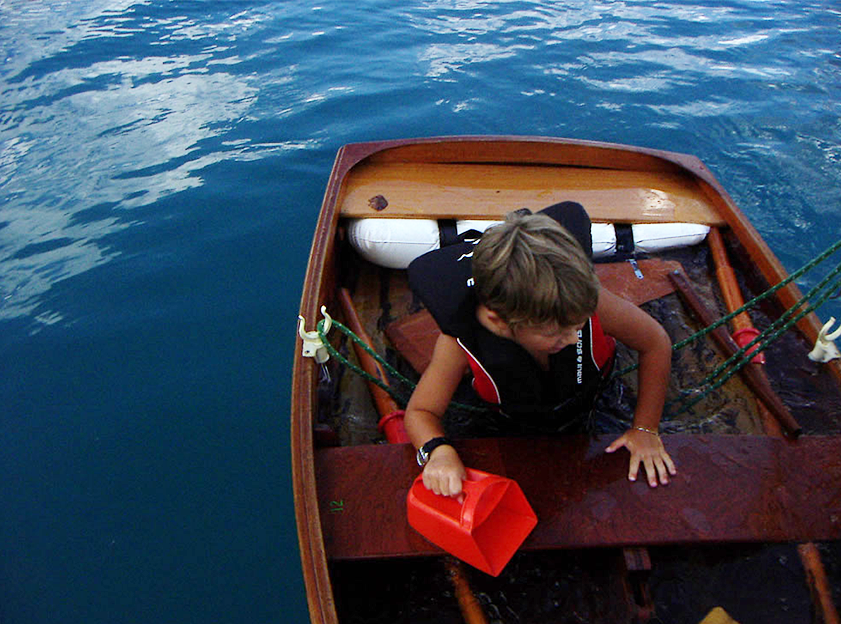 Nino Gossweiler sammelte seine ersten Segelerfahrungen schon früh. Hier mit seinem Optimisten auf dem Thunersee.