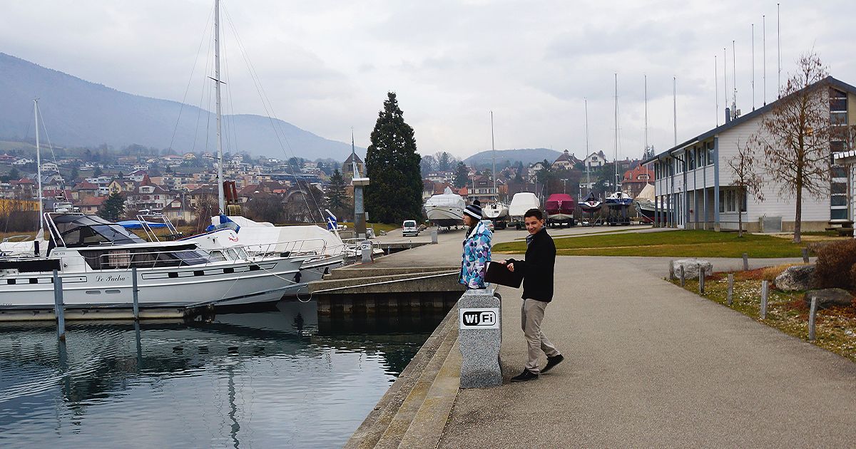 Irion Kollewijn und Adrian Baake vom BoatDriver-Team beim Rekognoszieren der Häfen am Neuenburgersee. Oben Hafen Nid-du-Crô.